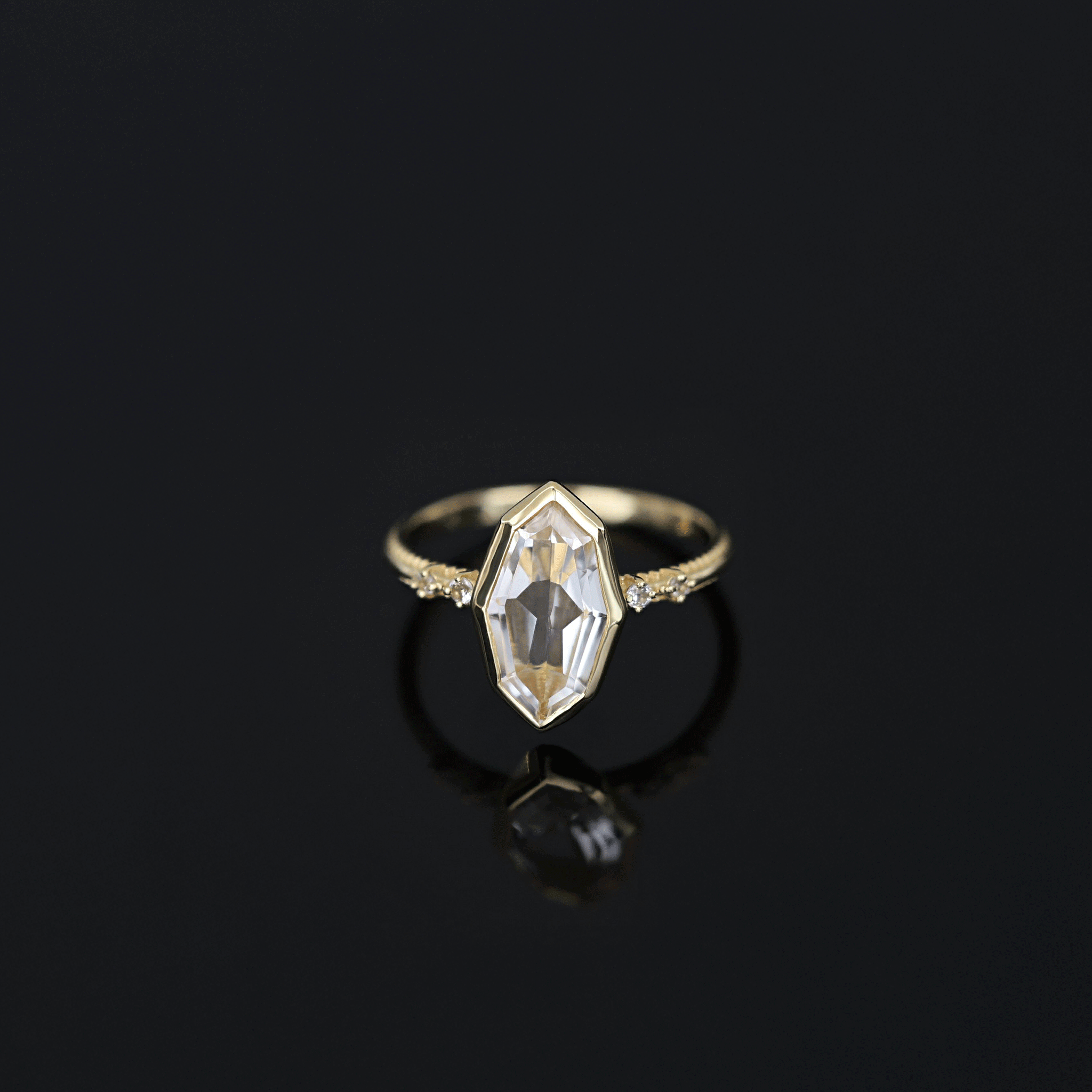 BEATTI Ring 04 _ Gemstone Ring 04 _ Gemstone Ring