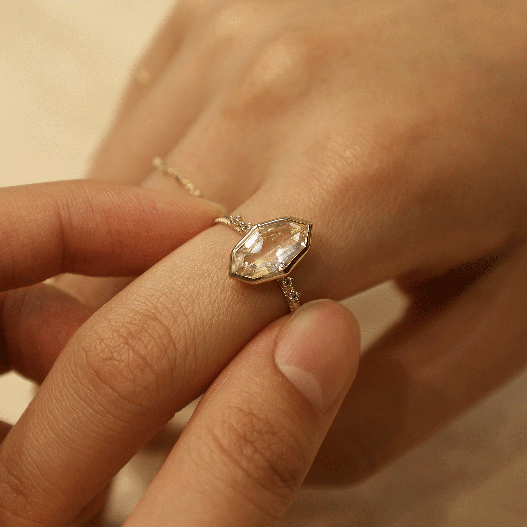 BEATTI Ring 04 _ Gemstone Ring 04 _ Gemstone Ring