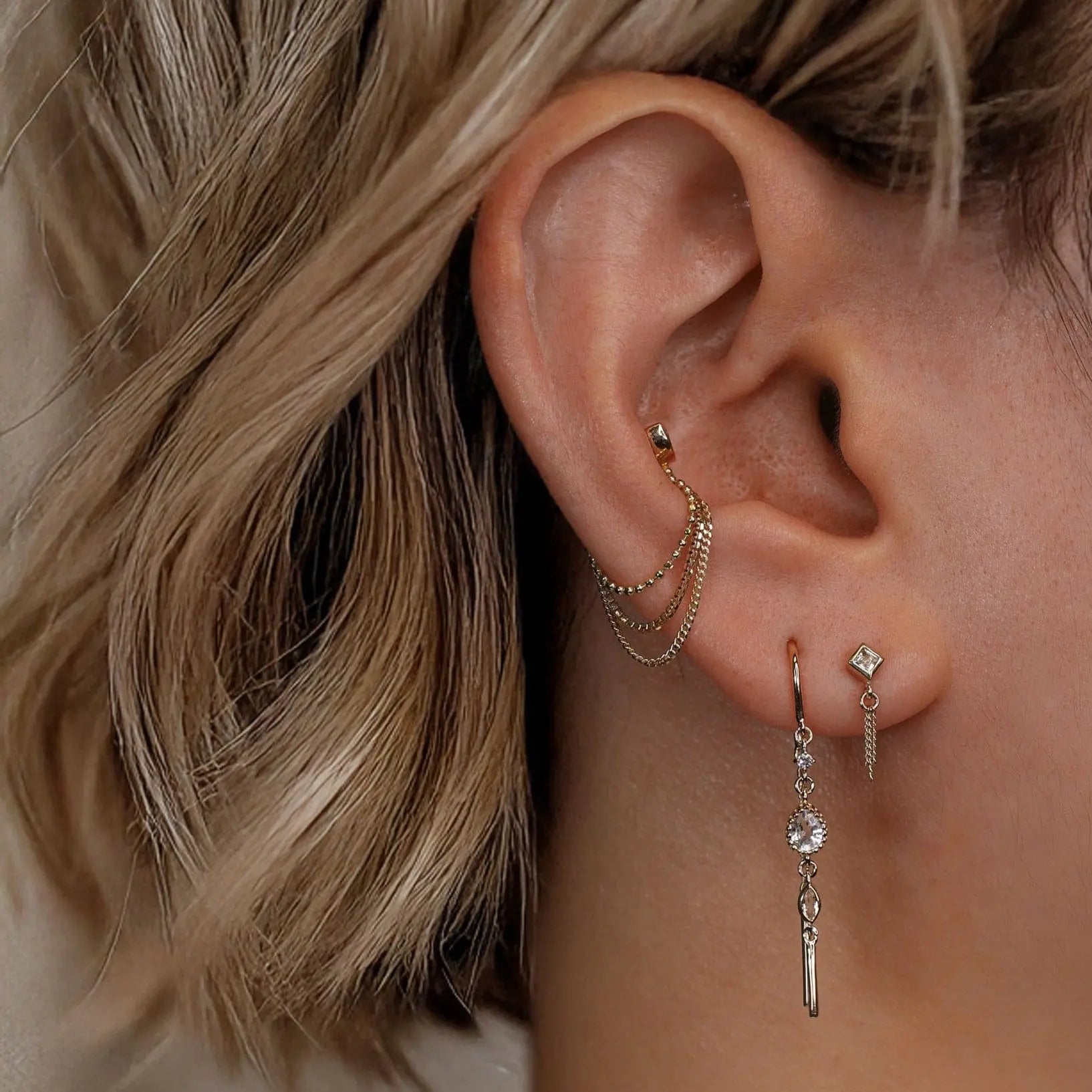 BEATTI Earring Celene • 14K Gold White Topaz Hoop Threaders Celene • 14K Gold White Topaz Hoop Threaders