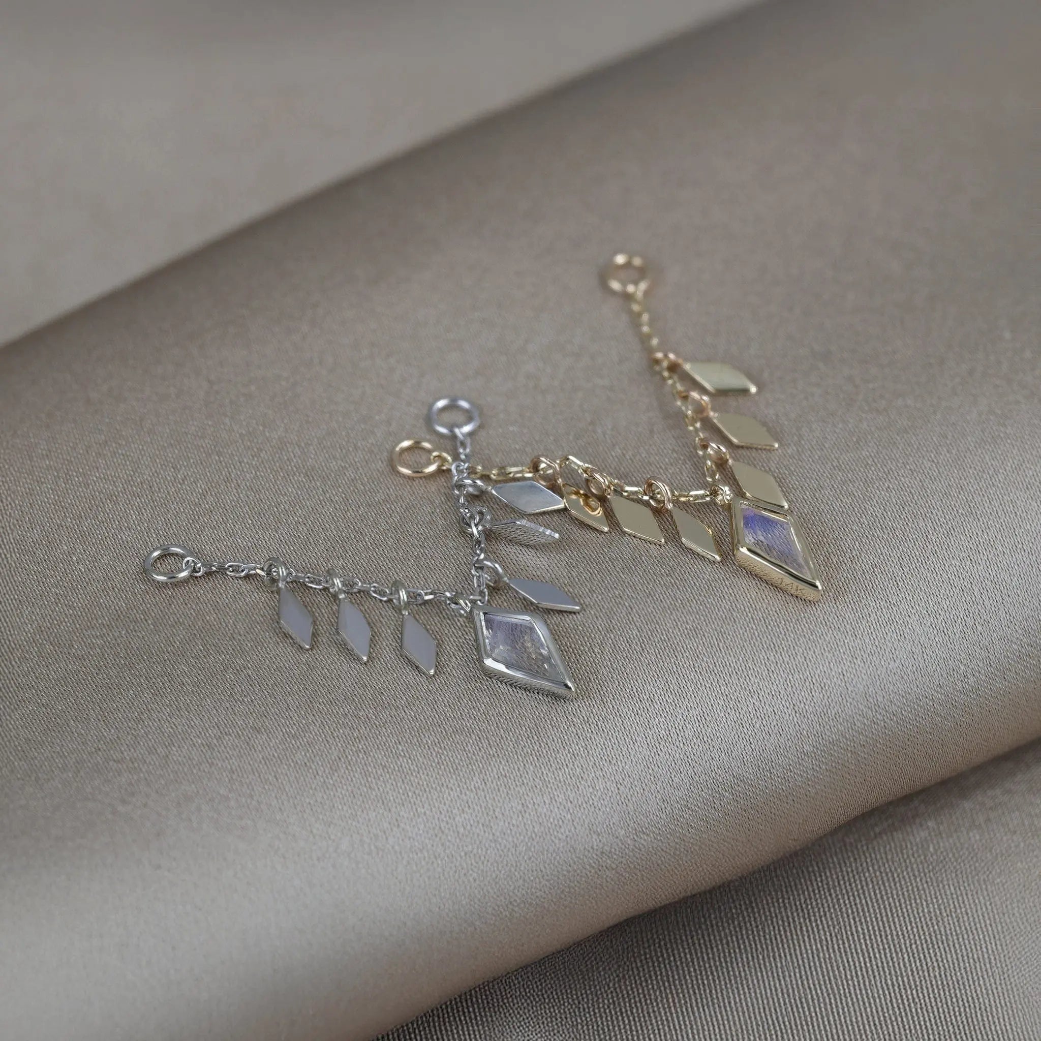 BEATTI Chain Attachments Patra Chain Attachment with Rainbow Moonstone 32mm Patra Chain Attachment with Rainbow Moonstone 32mm