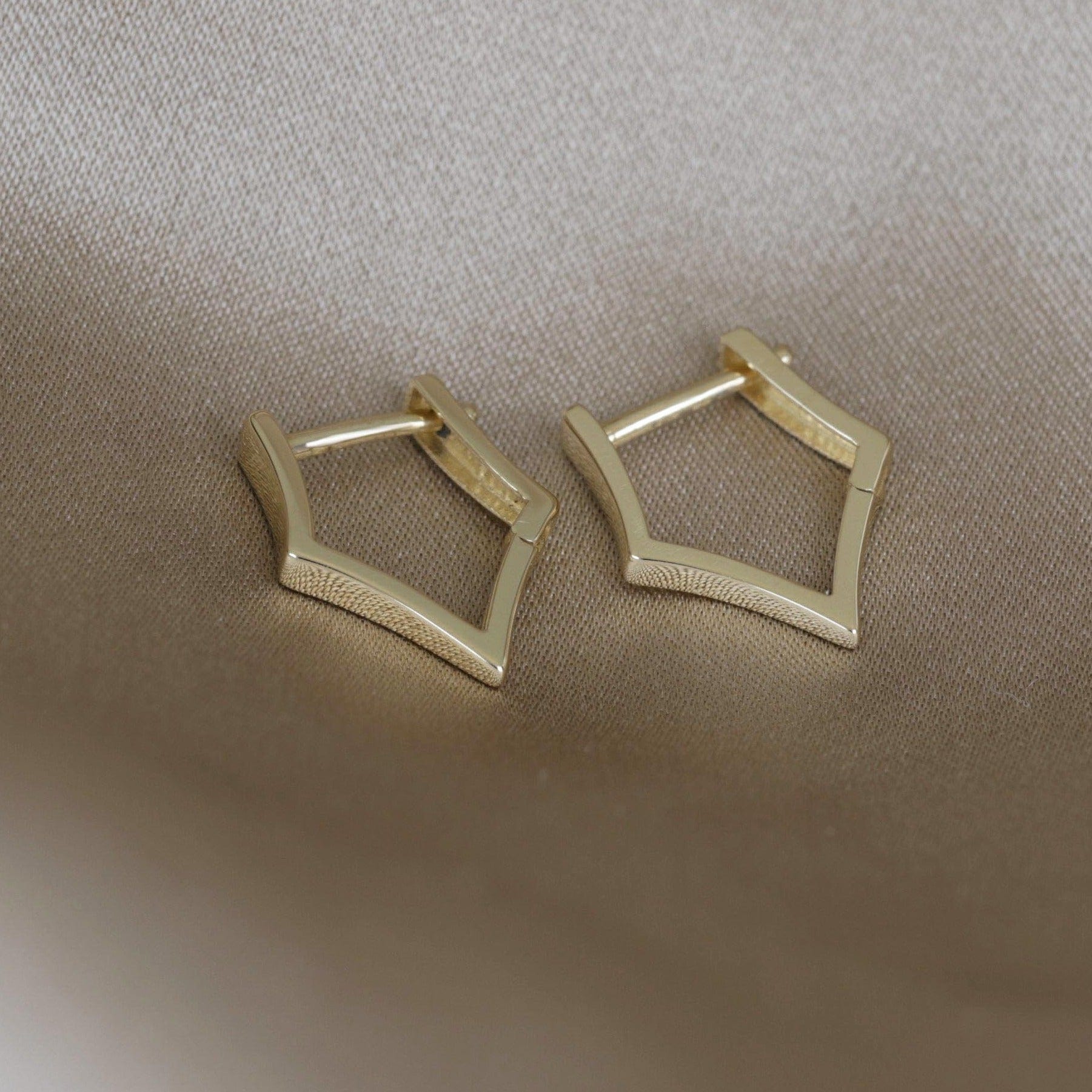 BEATTI Hoops 14k Gold Sleek Edge Hoop Earring 14k Gold Sleek Edge Hoop Earring