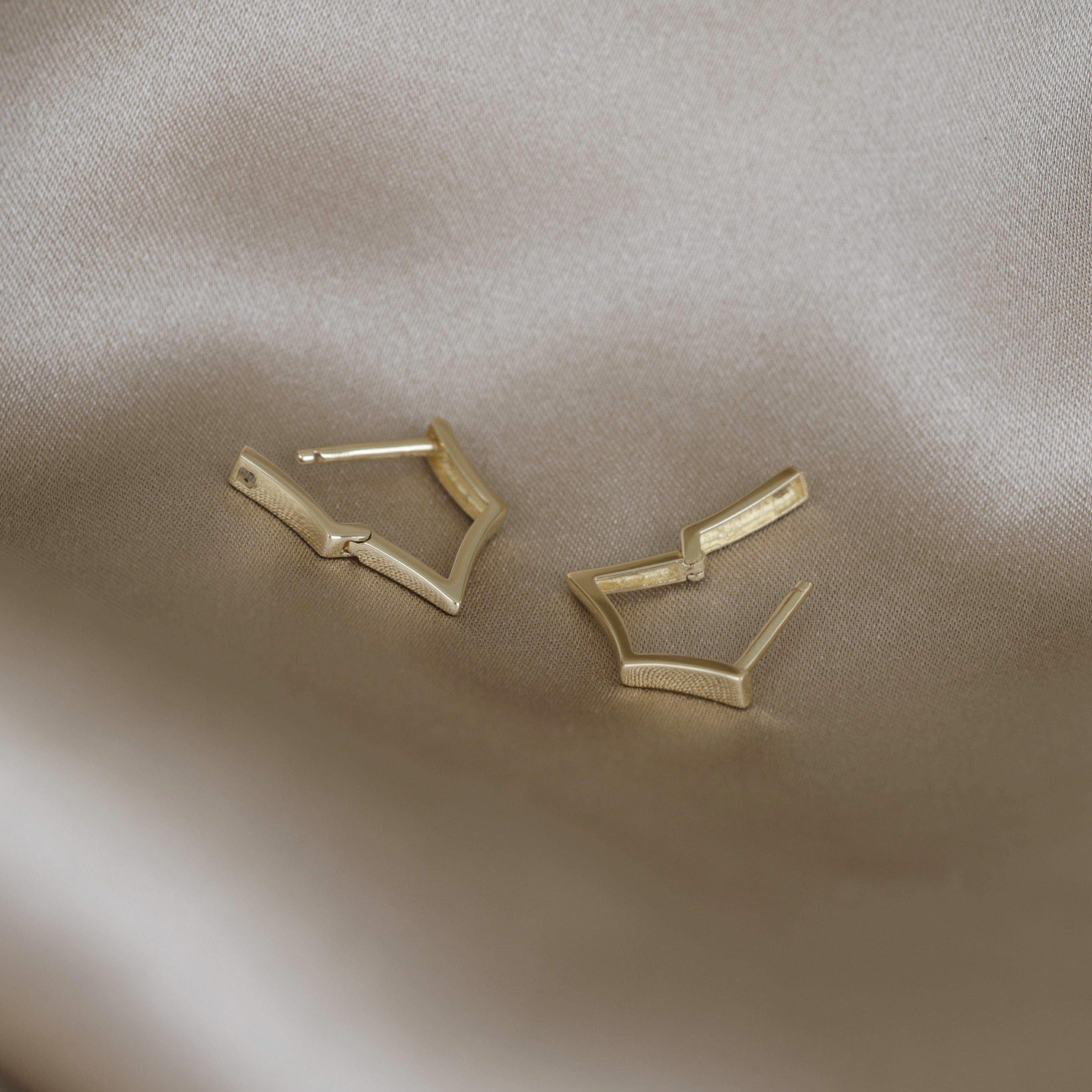 BEATTI Hoops 14k Gold Sleek Edge Hoop Earring 14k Gold Sleek Edge Hoop Earring