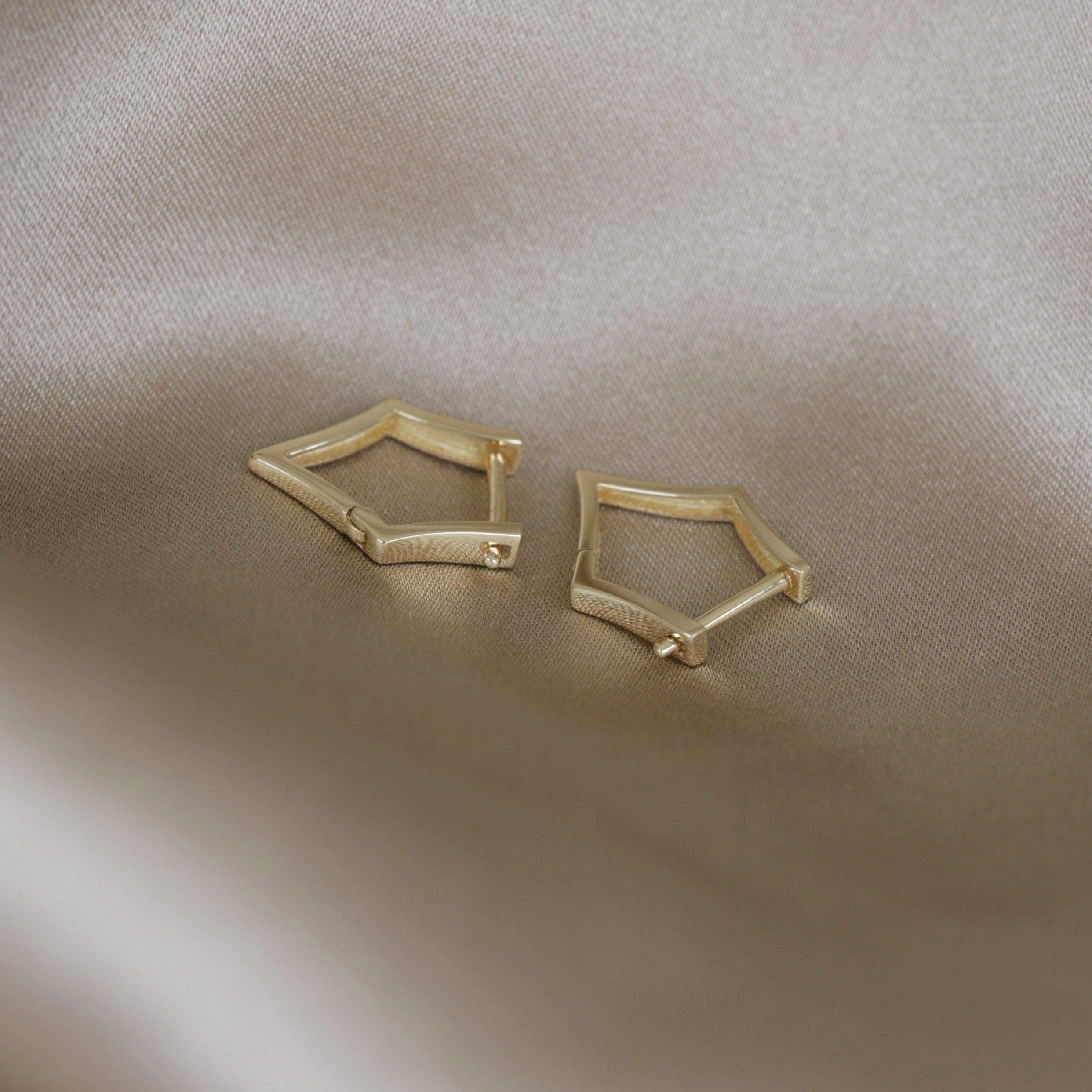 BEATTI Hoops 14k Gold Sleek Edge Hoop Earring 14k Gold Sleek Edge Hoop Earring