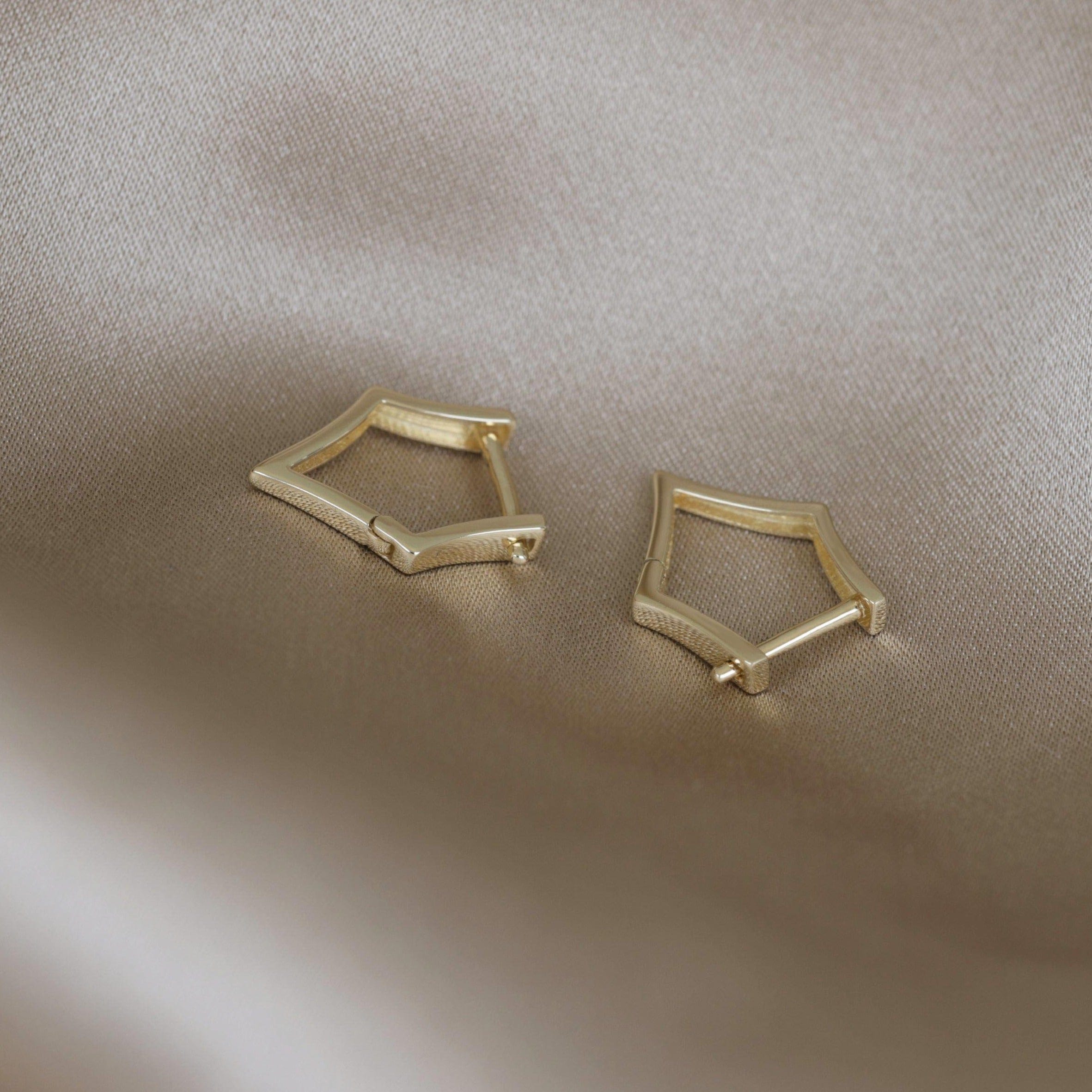 BEATTI Hoops 14k Gold Sleek Edge Hoop Earring 14k Gold Sleek Edge Hoop Earring