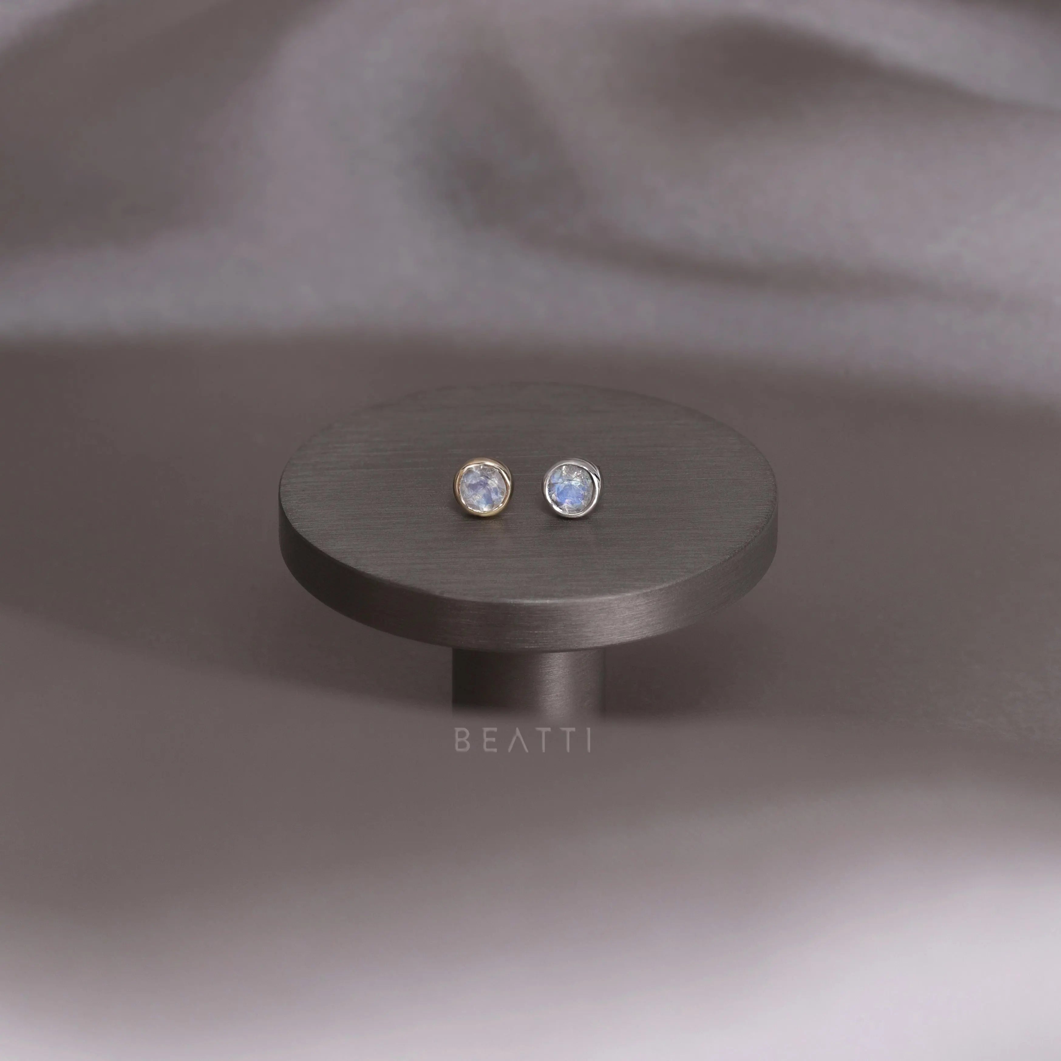 BEATTI Threadless Ends Hannah • Rainbow Moonstone Threadless Ends 925 Silver/Titanium Hannah • Rainbow Moonstone Threadless Ends 925 Silver/Titanium