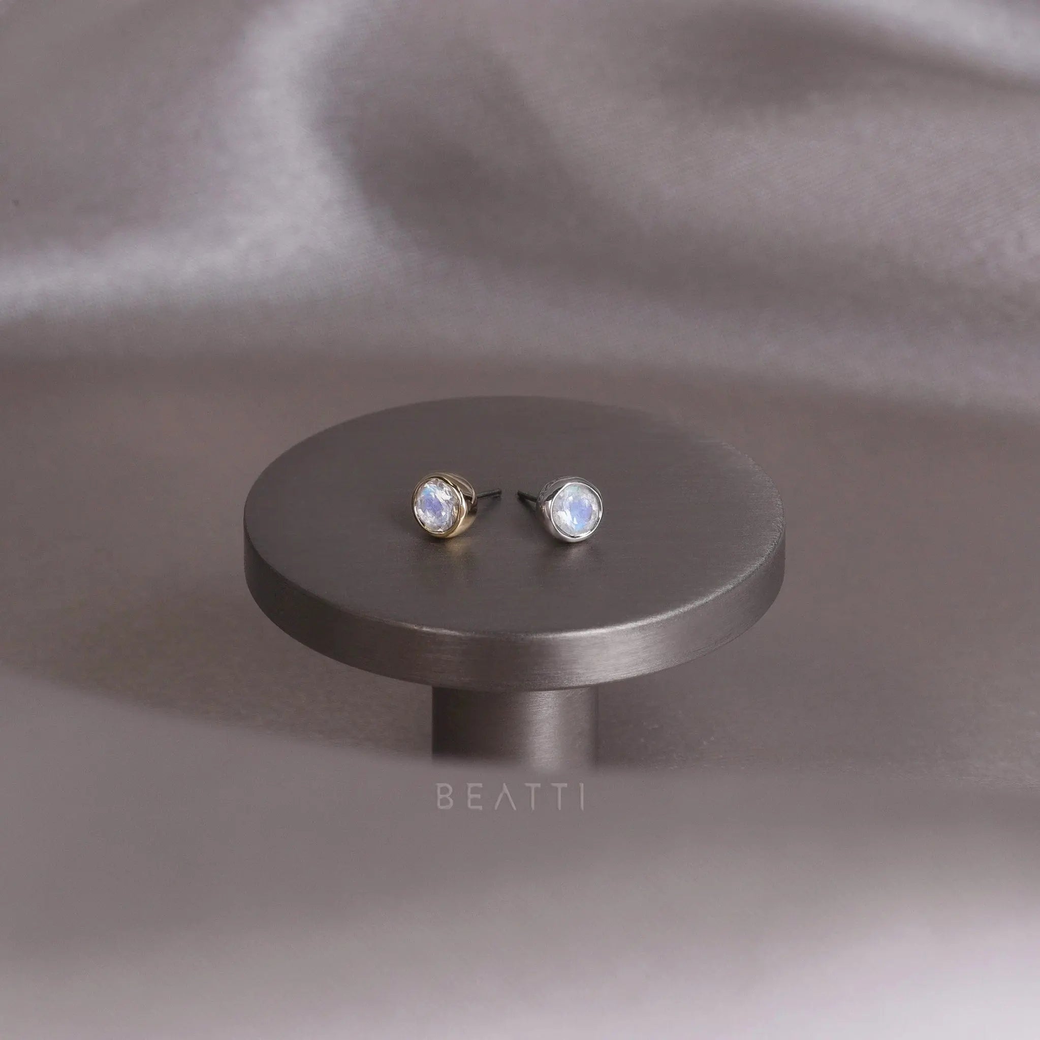 BEATTI Threadless Ends Hannah • Rainbow Moonstone Threadless Ends 925 Silver/Titanium Hannah • Rainbow Moonstone Threadless Ends 925 Silver/Titanium