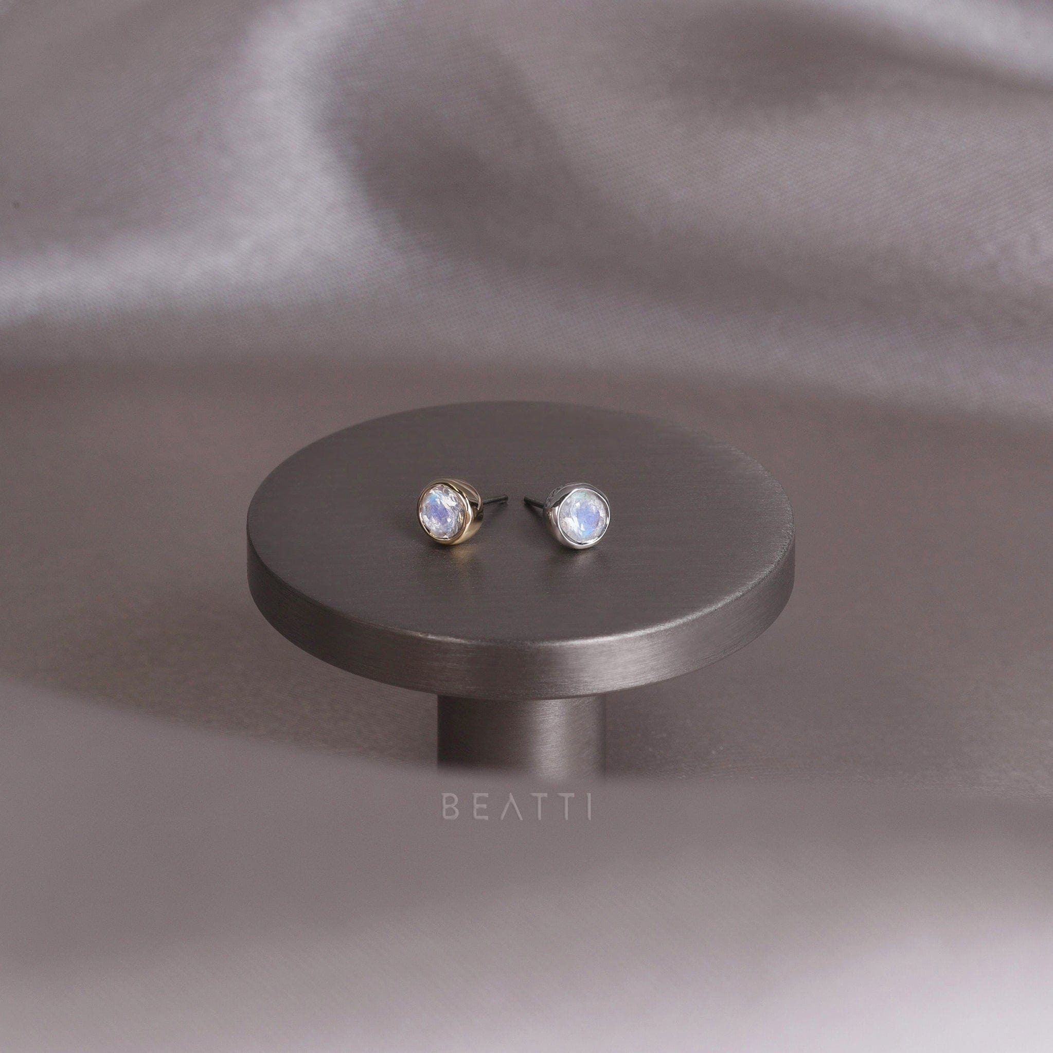 BEATTI Threadless Ends Hannah • Rainbow Moonstone Threadless Ends 925 Silver/Titanium Hannah • Rainbow Moonstone Threadless Ends 925 Silver/Titanium