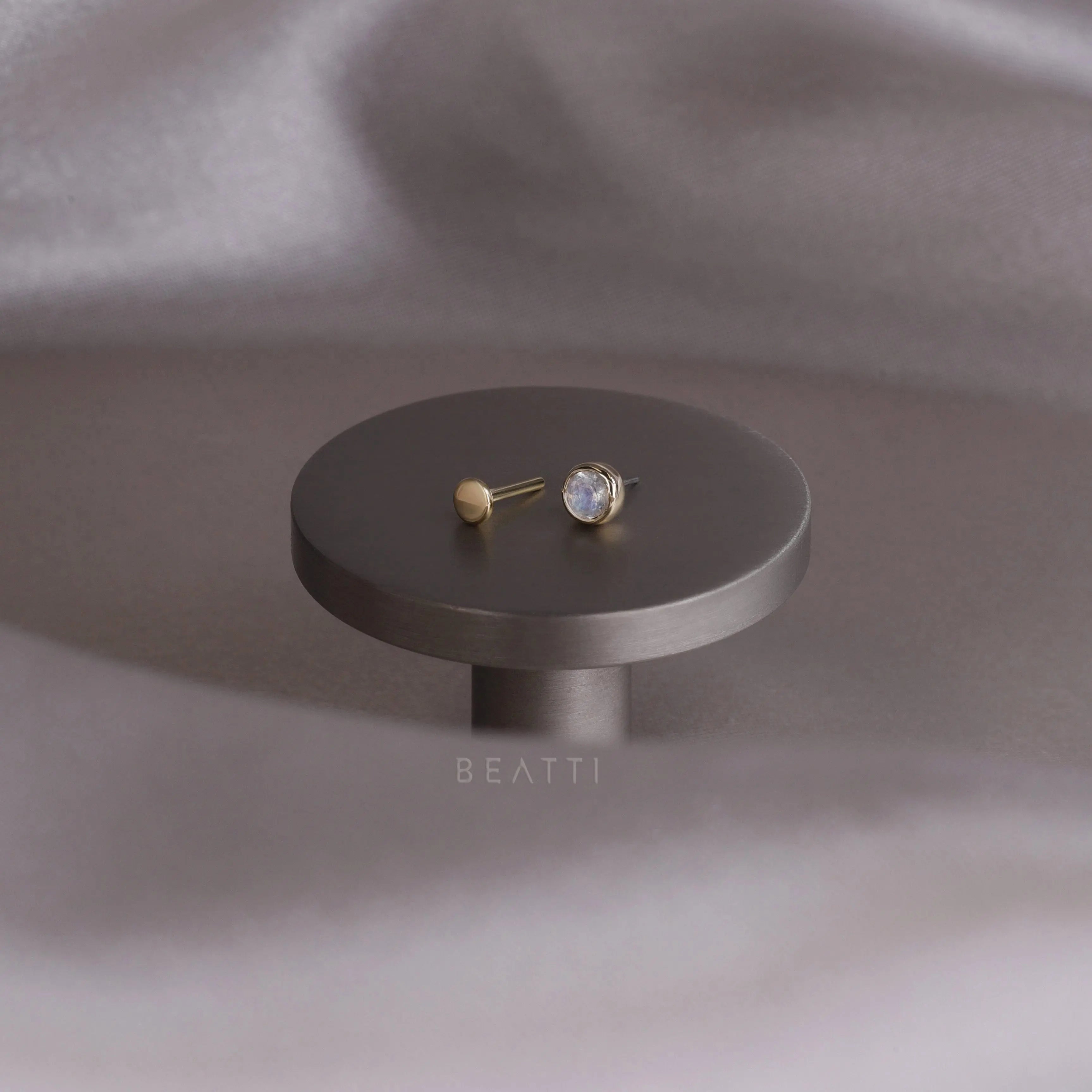 BEATTI Threadless Ends Hannah • Rainbow Moonstone Threadless Ends 925 Silver/Titanium Hannah • Rainbow Moonstone Threadless Ends 925 Silver/Titanium