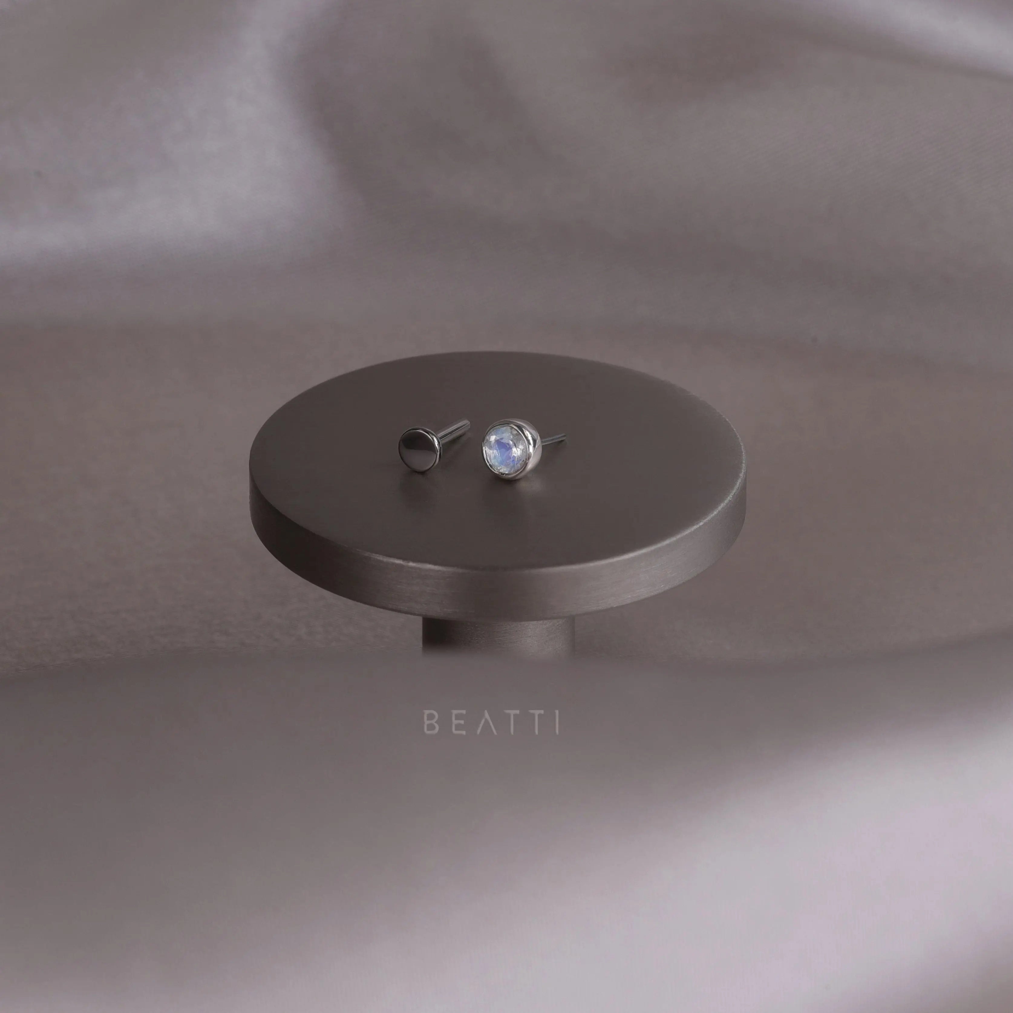 BEATTI Threadless Ends Hannah • Rainbow Moonstone Threadless Ends 925 Silver/Titanium Hannah • Rainbow Moonstone Threadless Ends 925 Silver/Titanium