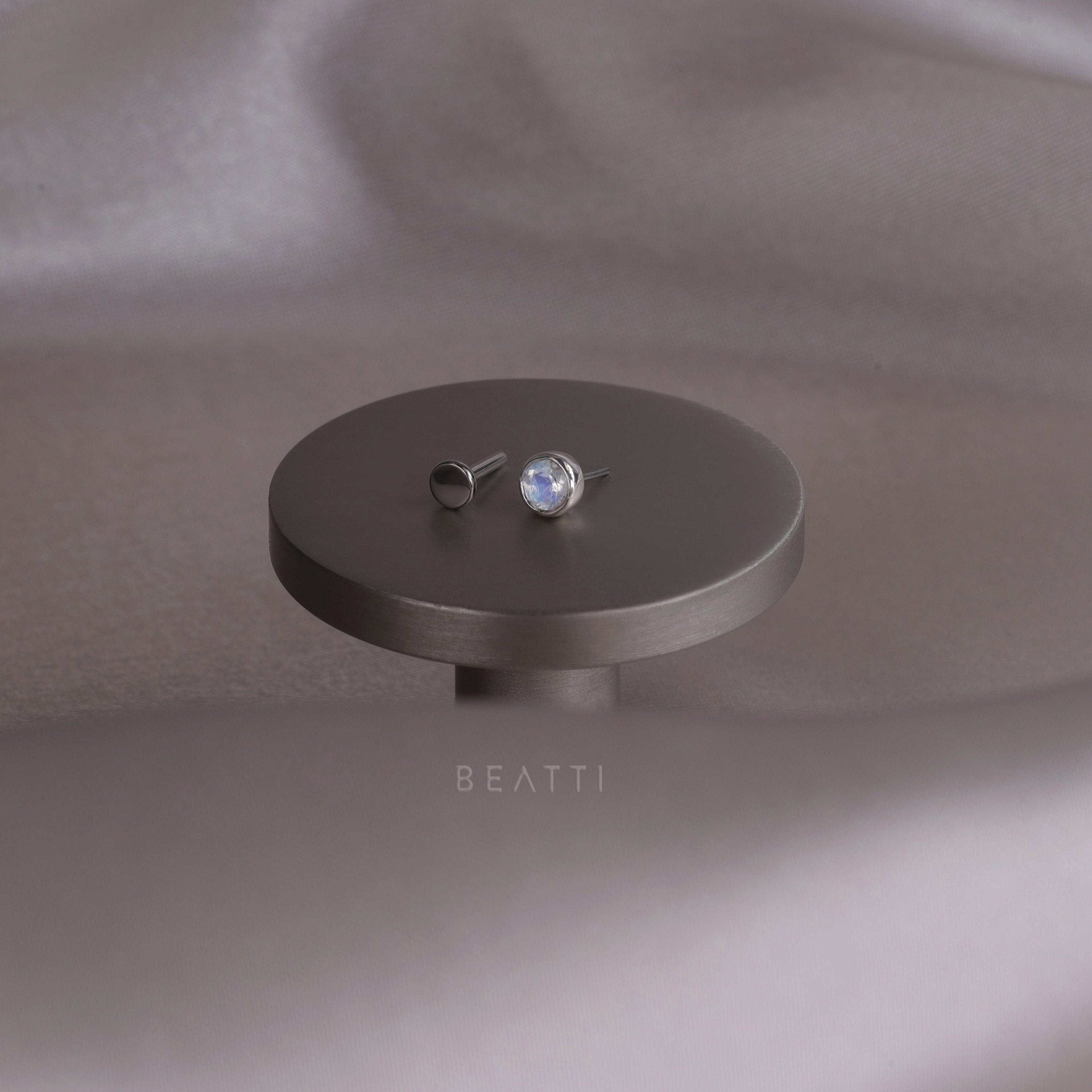 BEATTI Threadless Ends Hannah • Rainbow Moonstone Threadless Ends 925 Silver/Titanium Hannah • Rainbow Moonstone Threadless Ends 925 Silver/Titanium