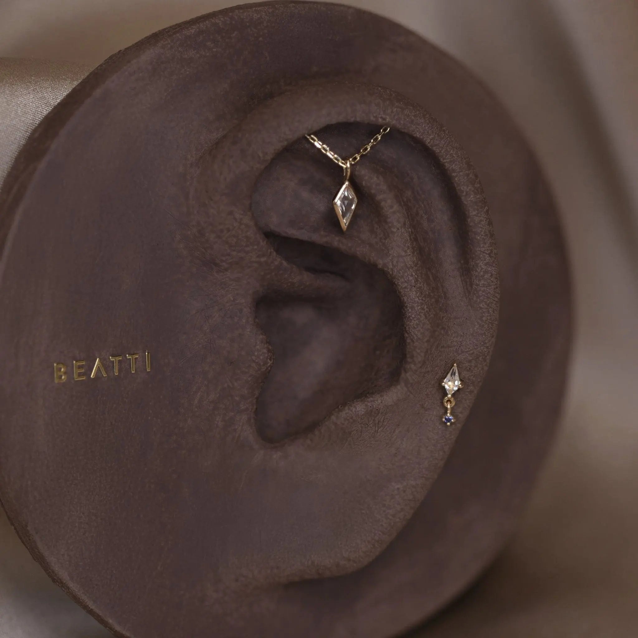 BEATTI Threadless Ends Kite White Topaz Vertical Helix Chain Threadless Stud Kite White Topaz Vertical Helix Chain Threadless Stud