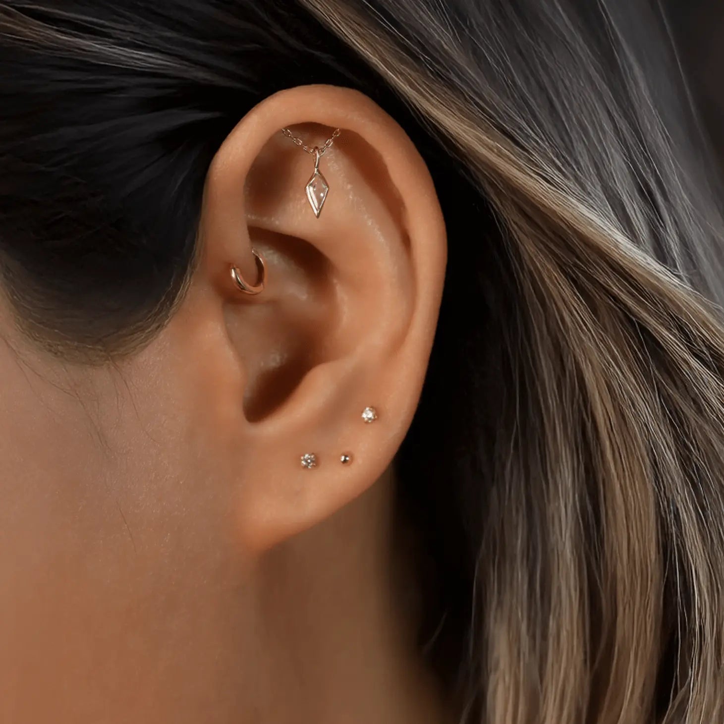 BEATTI Threadless Ends Kite White Topaz Vertical Helix Chain Threadless Stud Kite White Topaz Vertical Helix Chain Threadless Stud