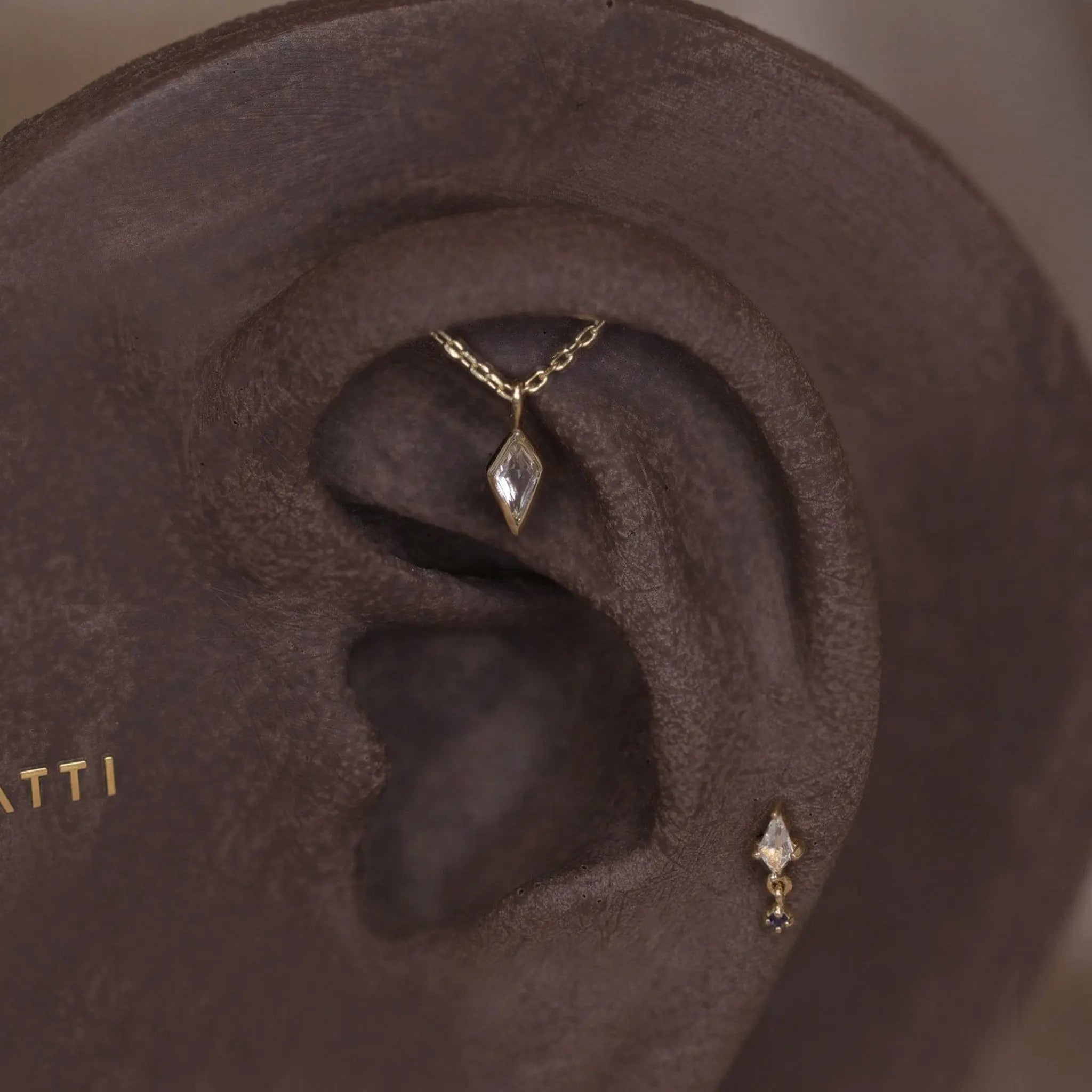 BEATTI Threadless Ends Kite White Topaz Vertical Helix Chain Threadless Stud Kite White Topaz Vertical Helix Chain Threadless Stud