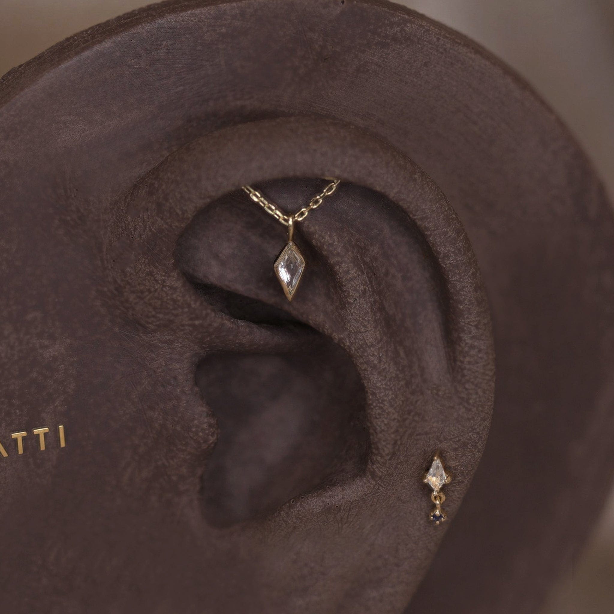 BEATTI Threadless Ends Kite White Topaz Vertical Helix Chain Threadless Stud Kite White Topaz Vertical Helix Chain Threadless Stud