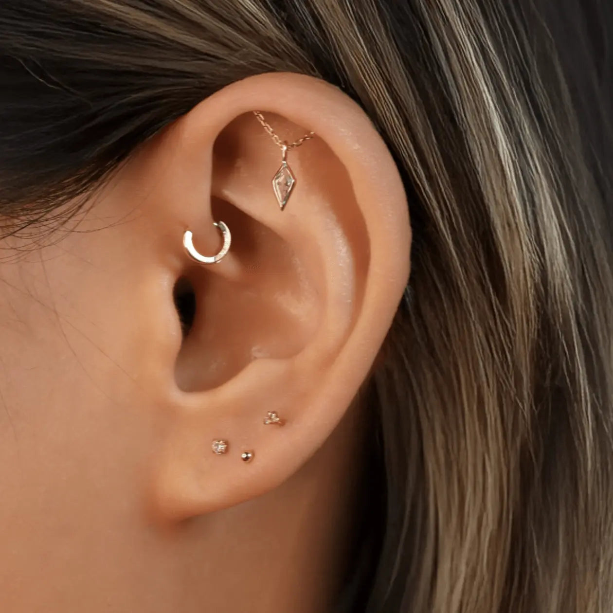 BEATTI Threadless Ends Kite White Topaz Vertical Helix Chain Threadless Stud Kite White Topaz Vertical Helix Chain Threadless Stud