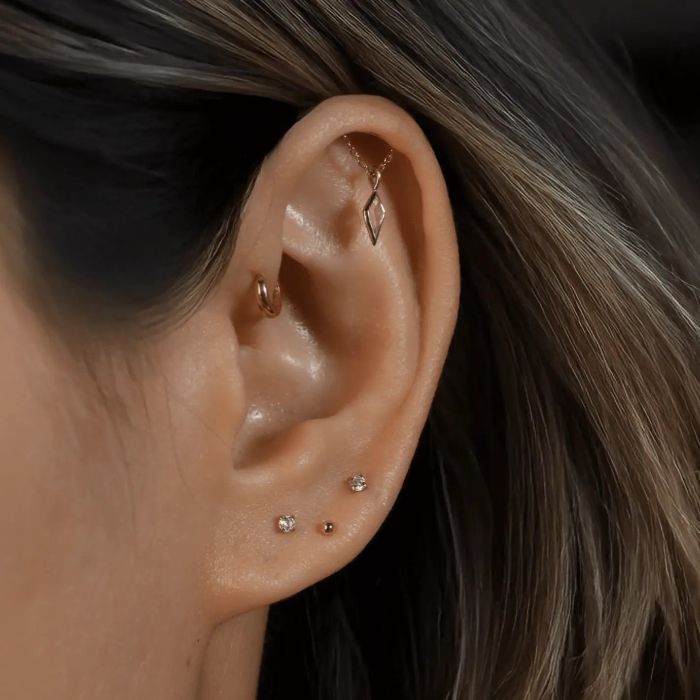 BEATTI Threadless Ends Kite White Topaz Vertical Helix Chain Threadless Stud Kite White Topaz Vertical Helix Chain Threadless Stud