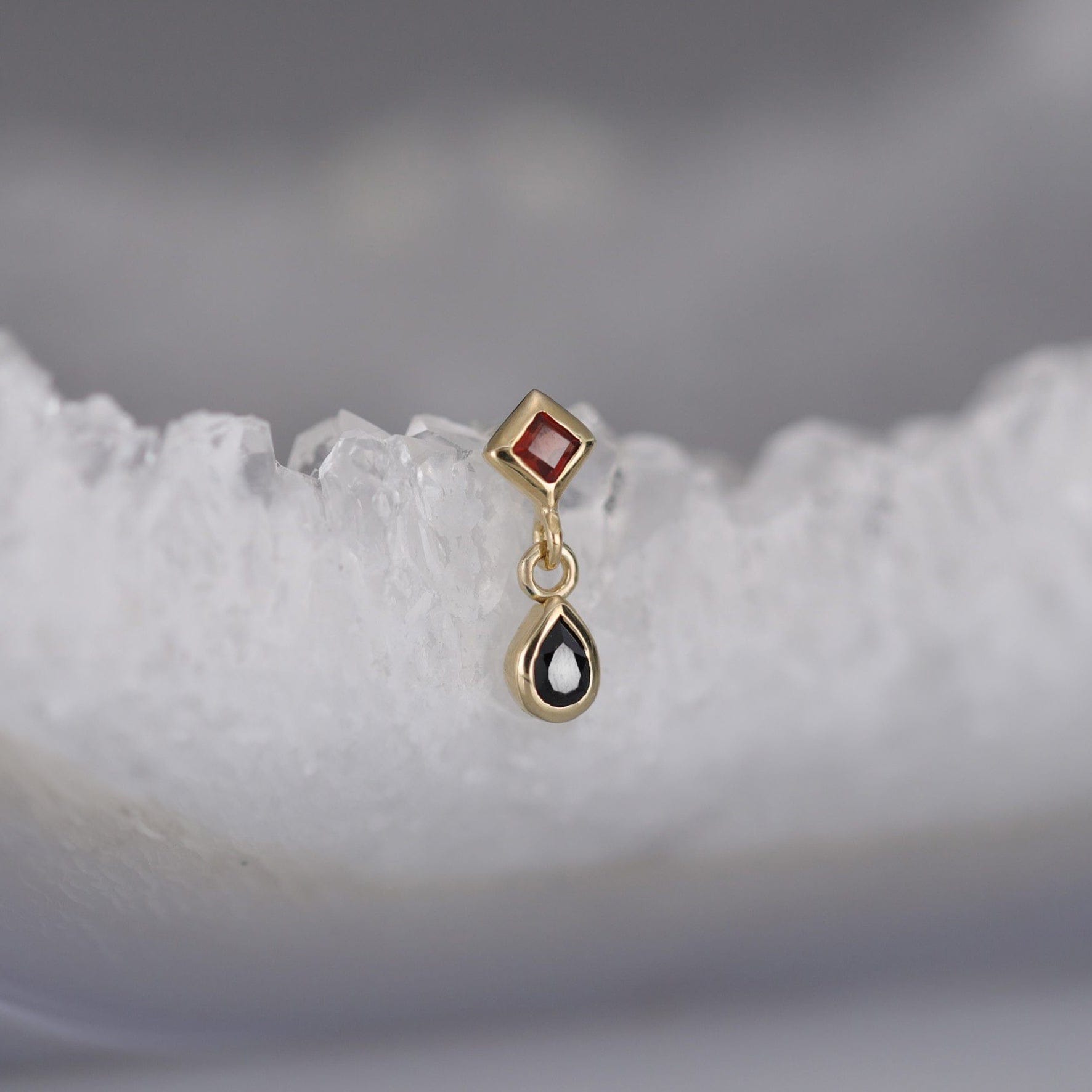 BEATTI Threadless Ends Gold / Garnet + Black Spinel Rena • Garnet & Black Spinel Threadless Ends BTPR036_G-SLB Rena • Garnet & Black Spinel Threadless Ends