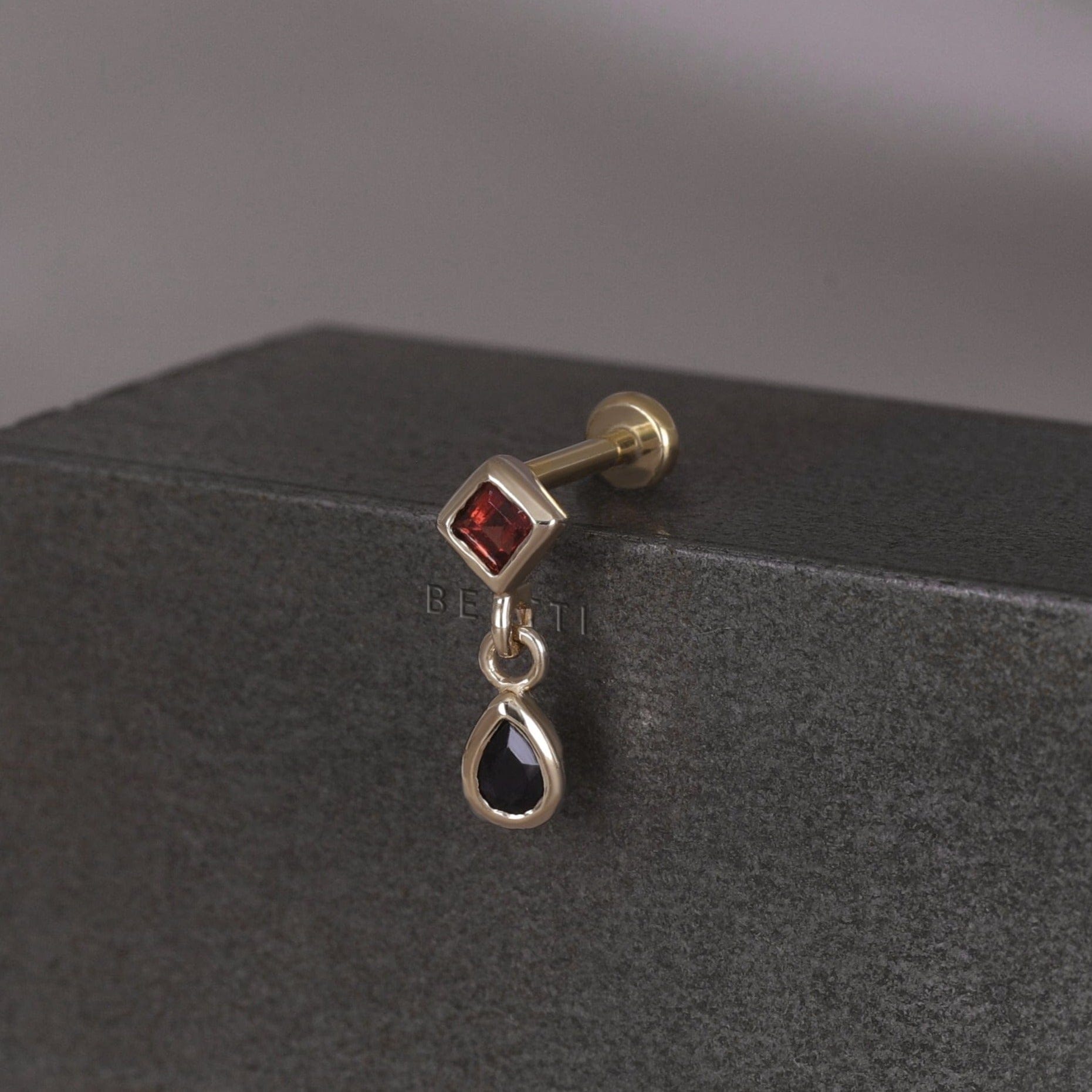 BEATTI Threadless Ends Gold / Garnet + Black Spinel Rena • Garnet & Black Spinel Threadless Ends BTPR036_G-SLB Rena • Garnet & Black Spinel Threadless Ends