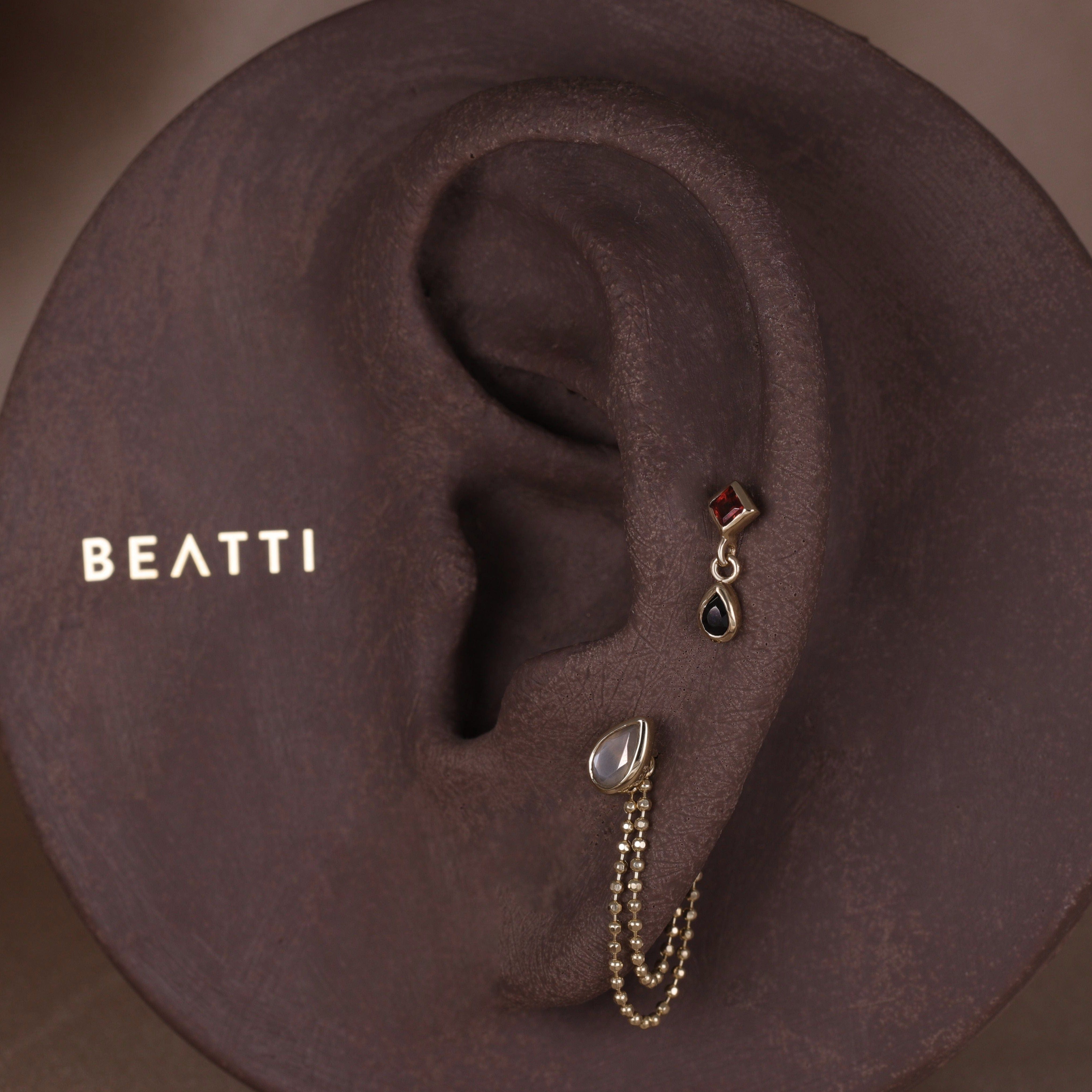 BEATTI Threadless Ends Gold / Garnet + Black Spinel Rena • Garnet & Black Spinel Threadless Ends BTPR036_G-SLB Rena • Garnet & Black Spinel Threadless Ends