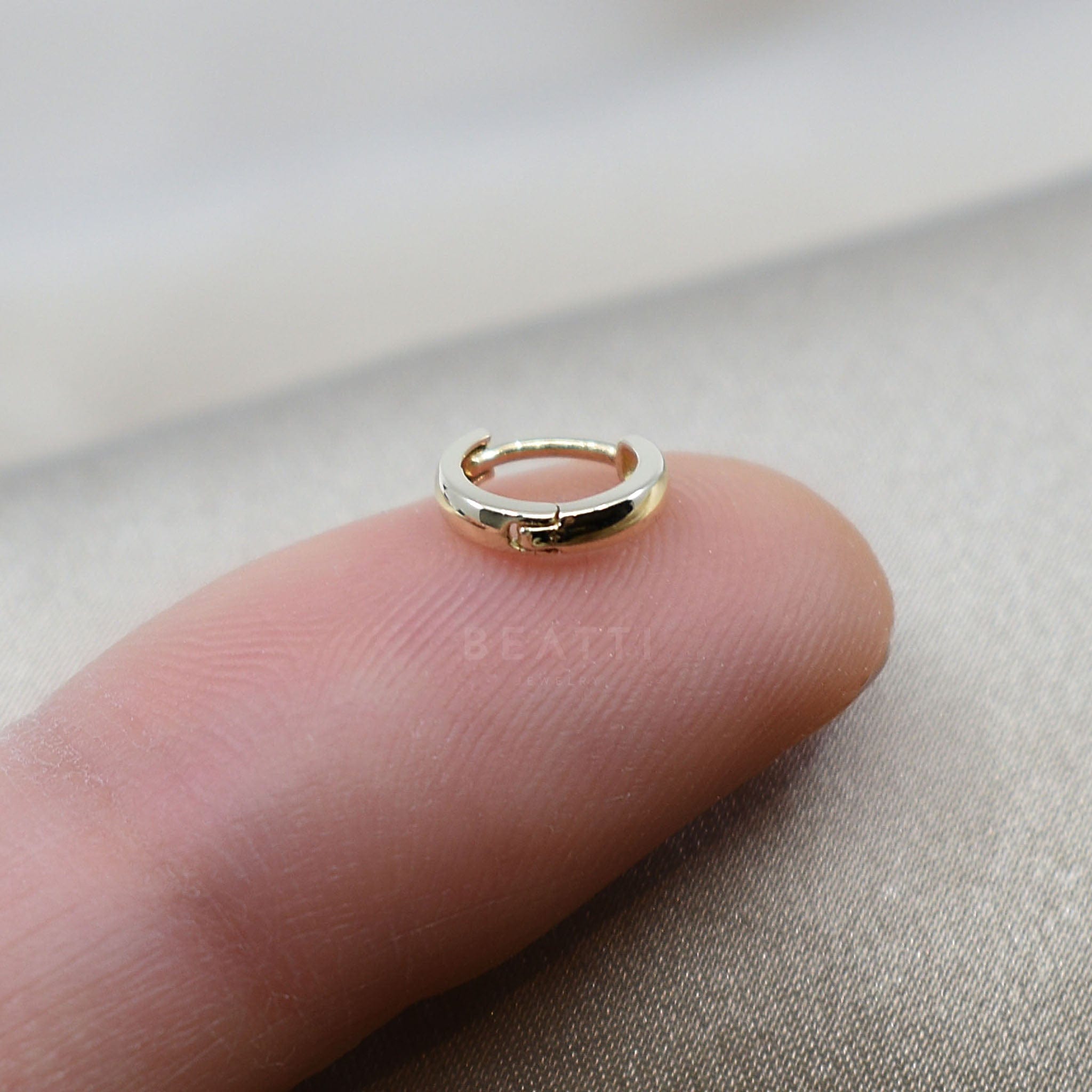 BEATTI Hoops 14K Solid gold 5mm/6mm Classique Huggie Hoop 14K Solid Gold Tiny 5mm, 6mm Gold Huggie Earring