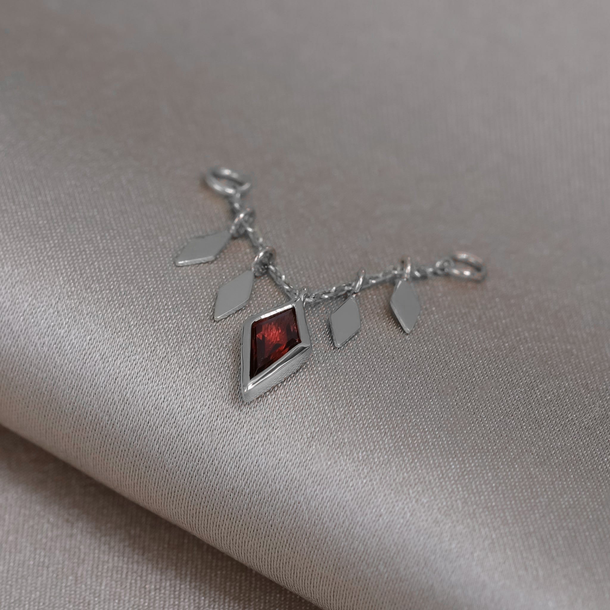 Patra Chain Attachment with Garnet 22mm